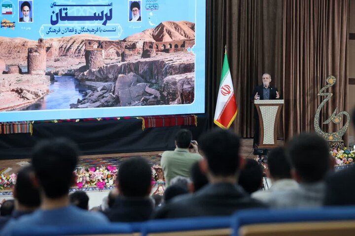 تصاویر/نشست فرهیختگان و فعالان فرهنگی استان لرستان با رئیس جمهور