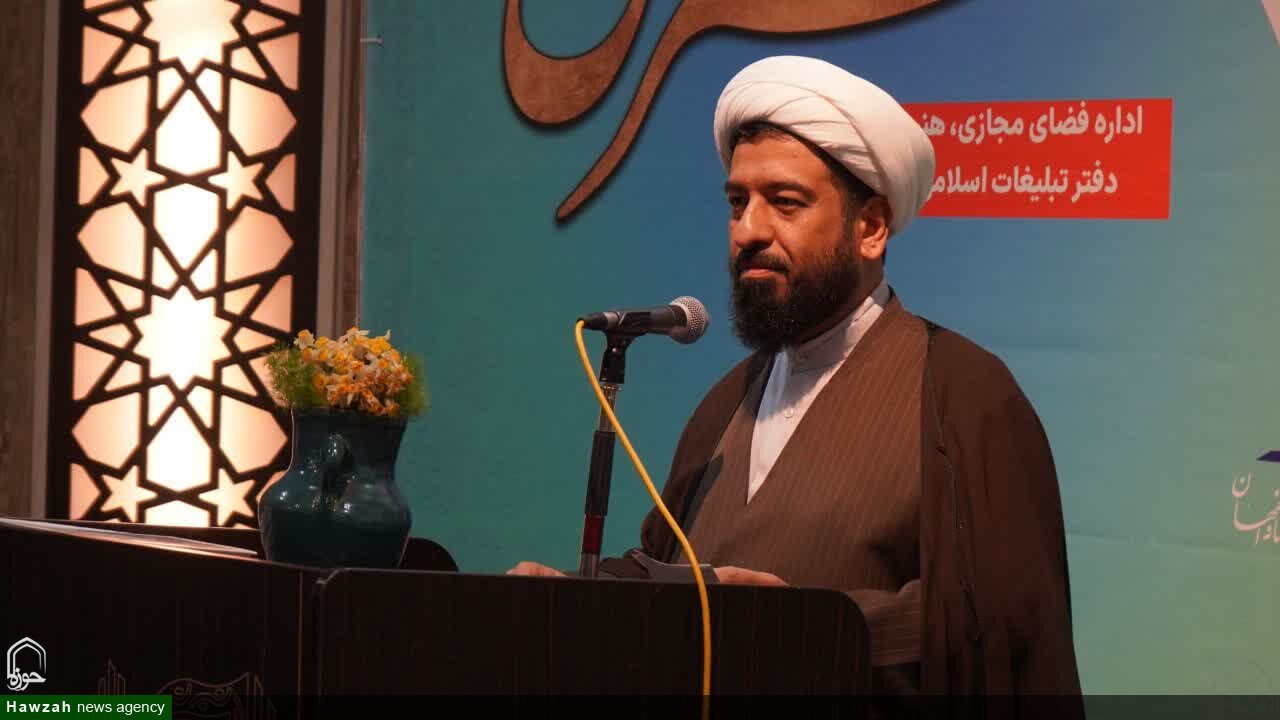 مراکز حوزوی از جریان‌های خلاق طلبگی در فضای مجازی حمایت کنند