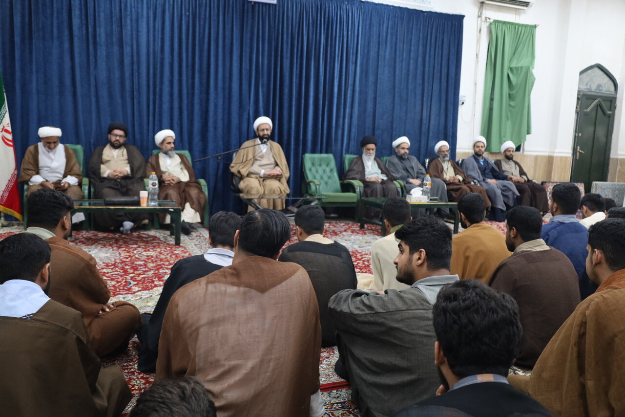 تصاویر/ دیدار معاون امور طلاب و دانش‌آموختگان حوزه های علمیه با طلاب مدرسه علمیه آل البیت (ع) بندرلنگه