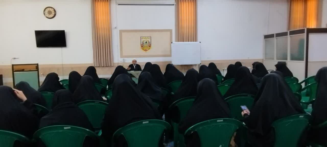 تصاویر/ سلسله جلسات درس اخلاق مدرسه علمیه حضرت زینب (س) کرمان