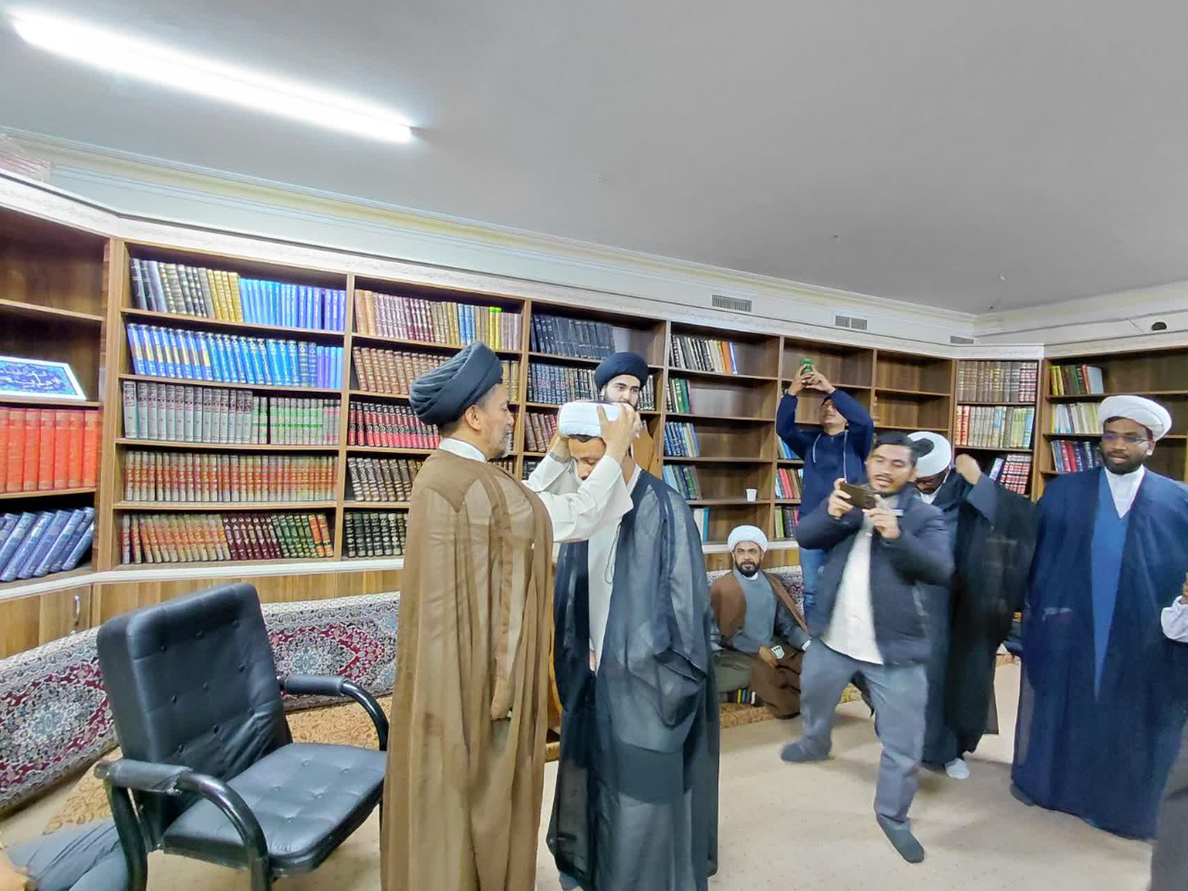 عمامه‌گذاری طلاب بنگلادشی در آستانه ماه مبارک  رمضان در قم