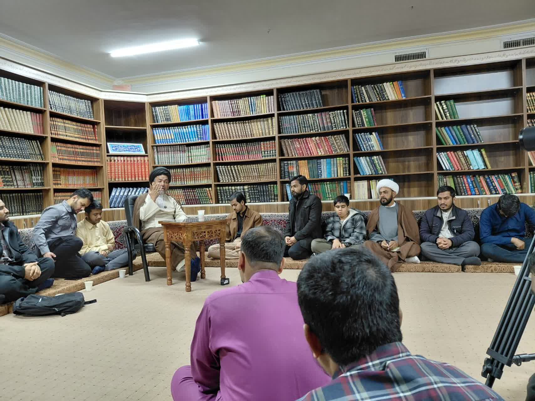 عمامه‌گذاری طلاب بنگلادشی در آستانه ماه مبارک  رمضان در قم