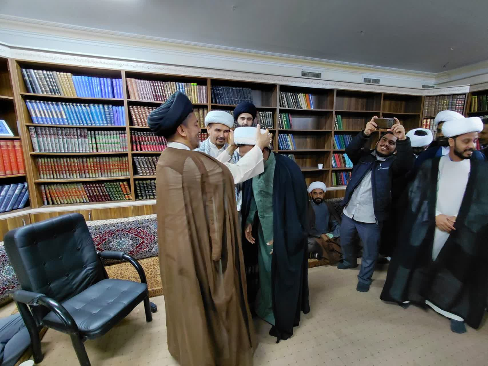 عمامه‌گذاری طلاب بنگلادشی در آستانه ماه مبارک  رمضان در قم