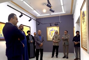 بازدید مدیر حوزه علمیه خوزستان از نمایشگاه نقاشی روحانی اهوازی