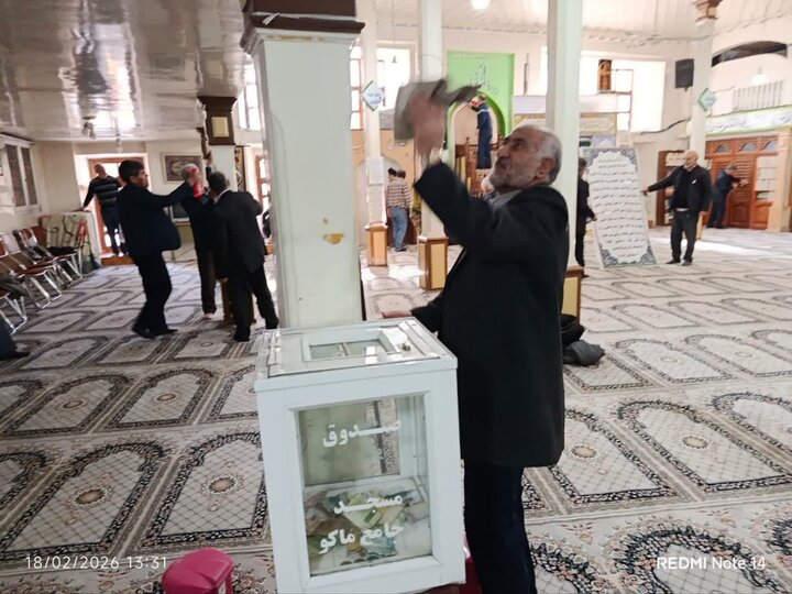 تصاویر/ غبار روبی مسجد جامع ماکو در آستانه ماه مبارک رمضان