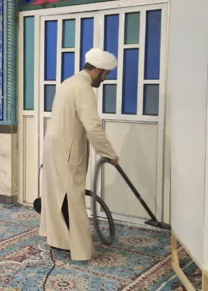 تصاویر/ غبارروبی مساجد در جزیره خارگ