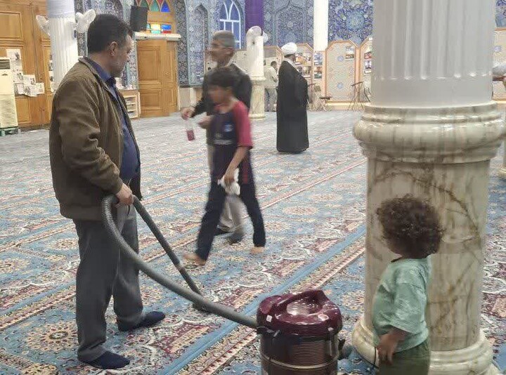 تصاویر/ غبارروبی مساجد در جزیره خارگ