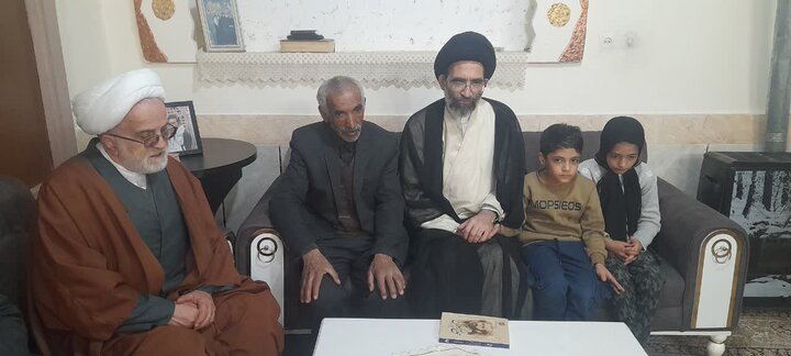 تصاویر/ دیدار نماینده ولی فقیه درکاشان با خانواده شهدای راونجی و راونجیان پور درجوشقان قالی