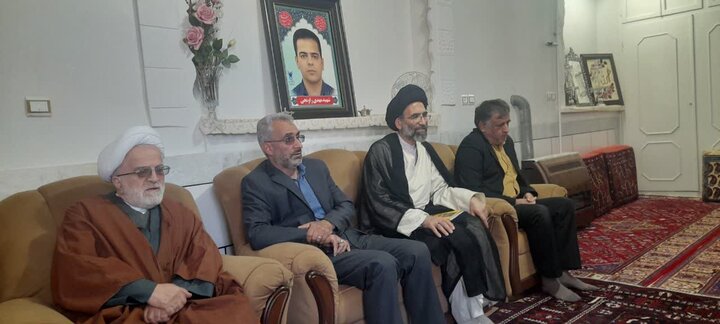 تصاویر/ دیدار نماینده ولی فقیه درکاشان با خانواده شهدای راونجی و راونجیان پور درجوشقان قالی