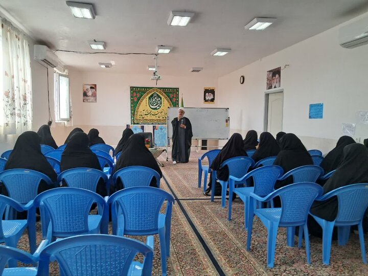 تصاویر/ کارگاه "فرزند، لبخند زندگی" و نشست مبلغین رمضان در مدرسه علمیه الزهرا(س)شهداد