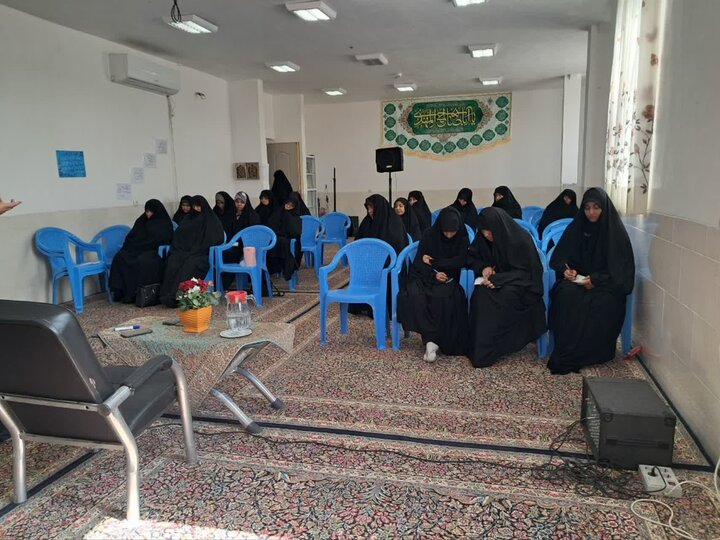 تصاویر/ کارگاه "فرزند، لبخند زندگی" و نشست مبلغین رمضان در مدرسه علمیه الزهرا(س)شهداد