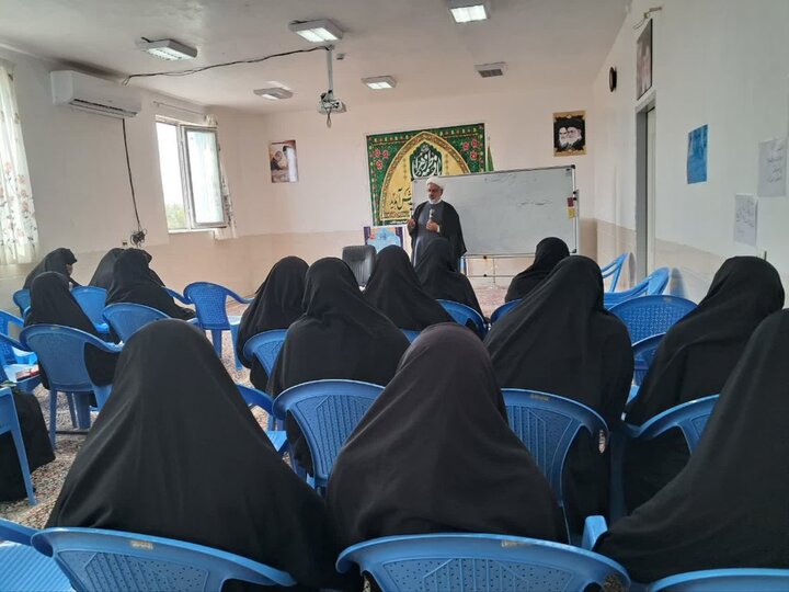 تصاویر/ کارگاه "فرزند، لبخند زندگی" و نشست مبلغین رمضان در مدرسه علمیه الزهرا(س)شهداد