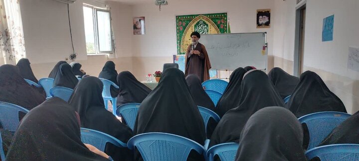 تصاویر/ کارگاه "فرزند، لبخند زندگی" و نشست مبلغین رمضان در مدرسه علمیه الزهرا(س)شهداد