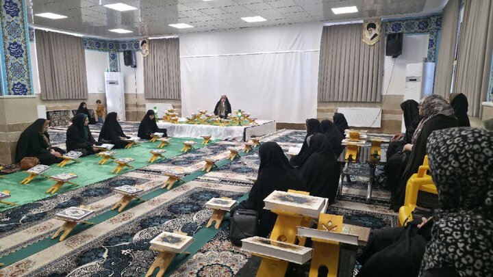 تصاویر/ محفل جزءخوانی و تفسیر قرآن کریم در مدرسه علمیه نرجسیه سیرجان