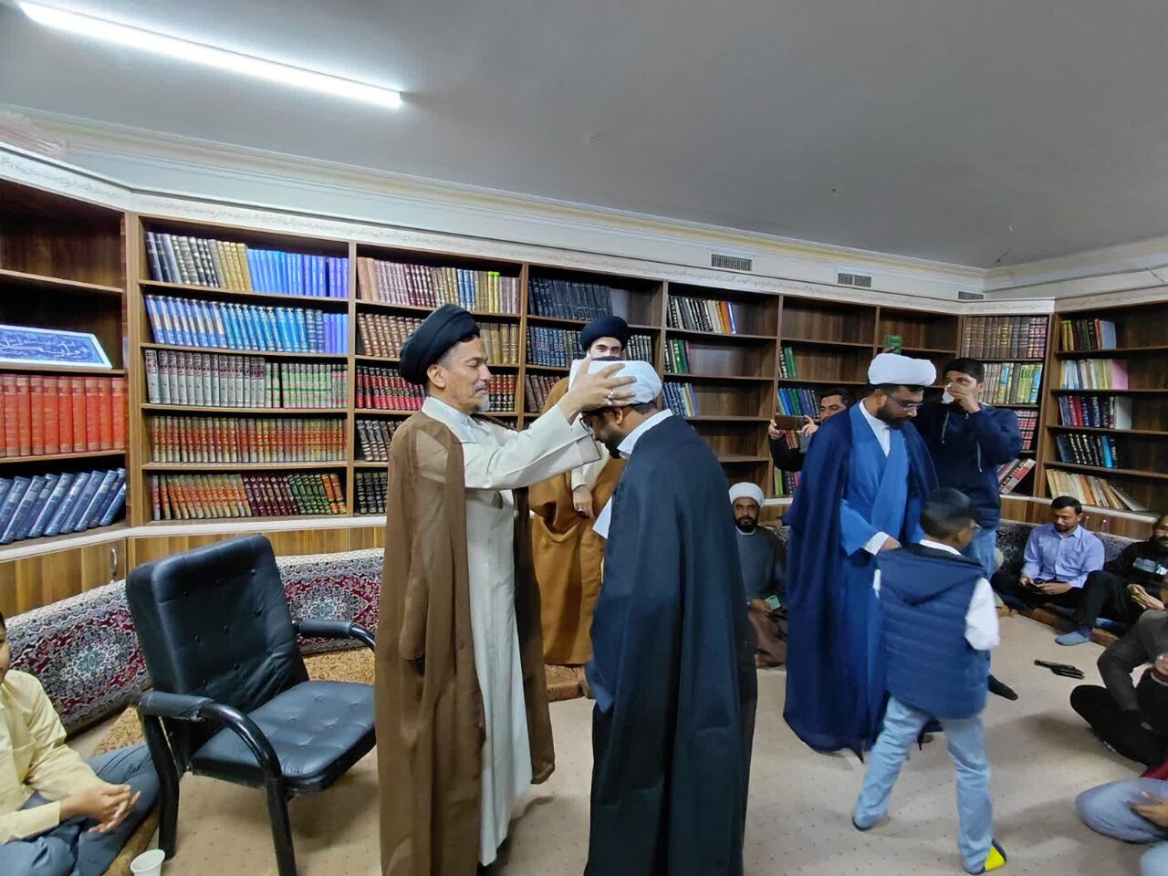 عمامه‌گذاری طلاب بنگلادشی در آستانه ماه مبارک  رمضان در قم