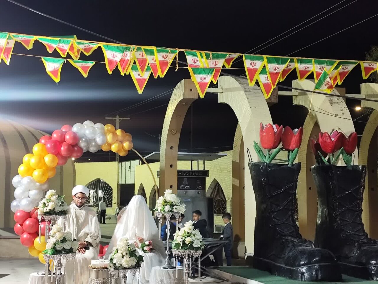 جشن عروسی یک زوج طلبه جوان در گلزار شهدای شهر جیرفت