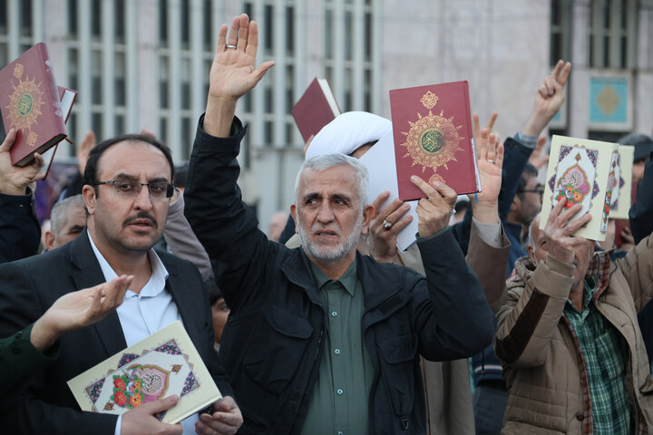 تصاویر / محفل انس با قرآن کریم در میدان امام خمینی(ره) همدان