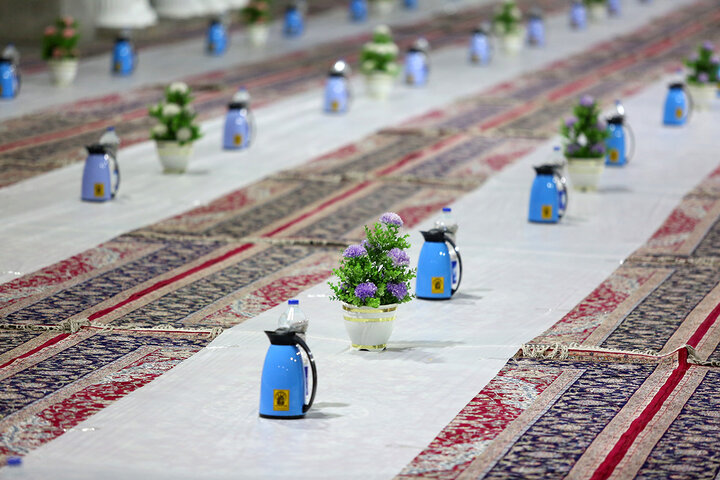 سفره افطاری حرم حضرت معصومه (س) در نخستین شب ماه مبارک رمضان