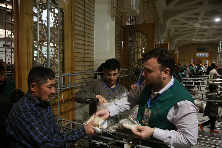 سفره افطاری حرم حضرت معصومه (س) در نخستین شب ماه مبارک رمضان