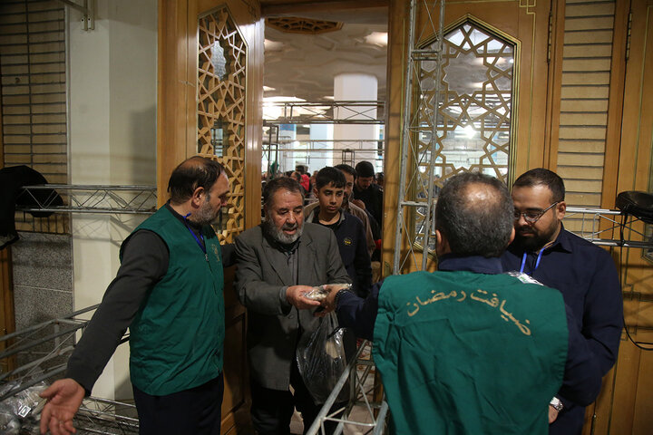 سفره افطاری حرم حضرت معصومه (س) در نخستین شب ماه مبارک رمضان