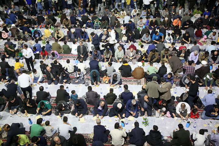 سفره افطاری حرم حضرت معصومه (س) در نخستین شب ماه مبارک رمضان