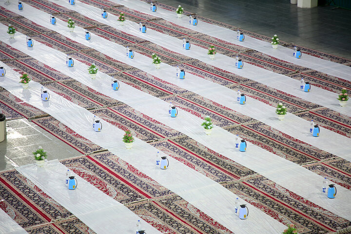 سفره افطاری حرم حضرت معصومه (س) در نخستین شب ماه مبارک رمضان