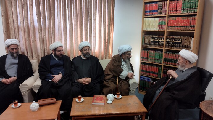 لزوم اولویت معیشت مردم و رسالت تبلیغی حوزه در مسائل روز