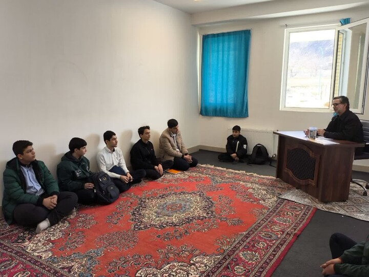 تصاویر / برگزاری مرحله‌ی دوم مسابقات قرآن و عترت و نماز آموزش‌وپرورش در مدرسه علمیه شیخ علیخان زنگنه تویسرکان