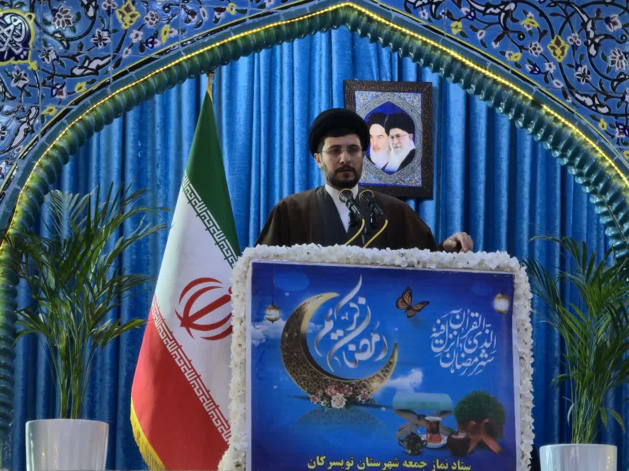 مسئولان حاشیه‌های سیاسی را رها و به اقتصاد مردم بپردازند