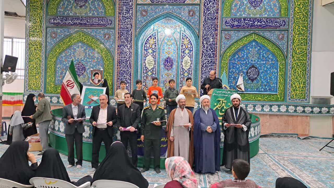 آیین تجلیل از حافظان شرکتکننده در آزمون حفظ جزء سی قرآن کریم در آران و بیدگل برگزار شد