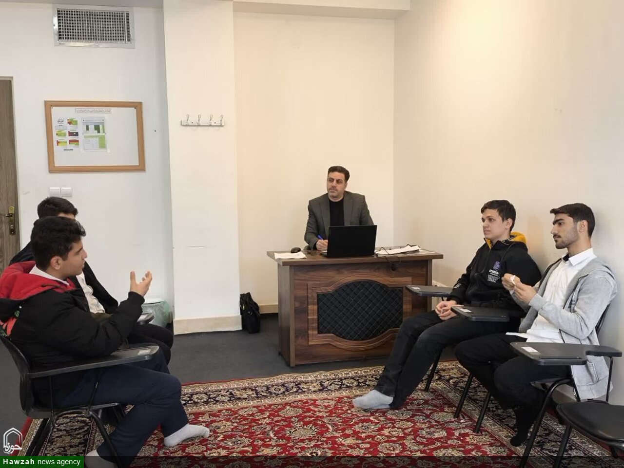 تصاویر/ برگزاری مرحله‌ دوم مسابقات قرآن و عترت و نماز آموزش‌وپرورش در مدرسه علمیه شیخ علیخان زنگنه تویسرکان