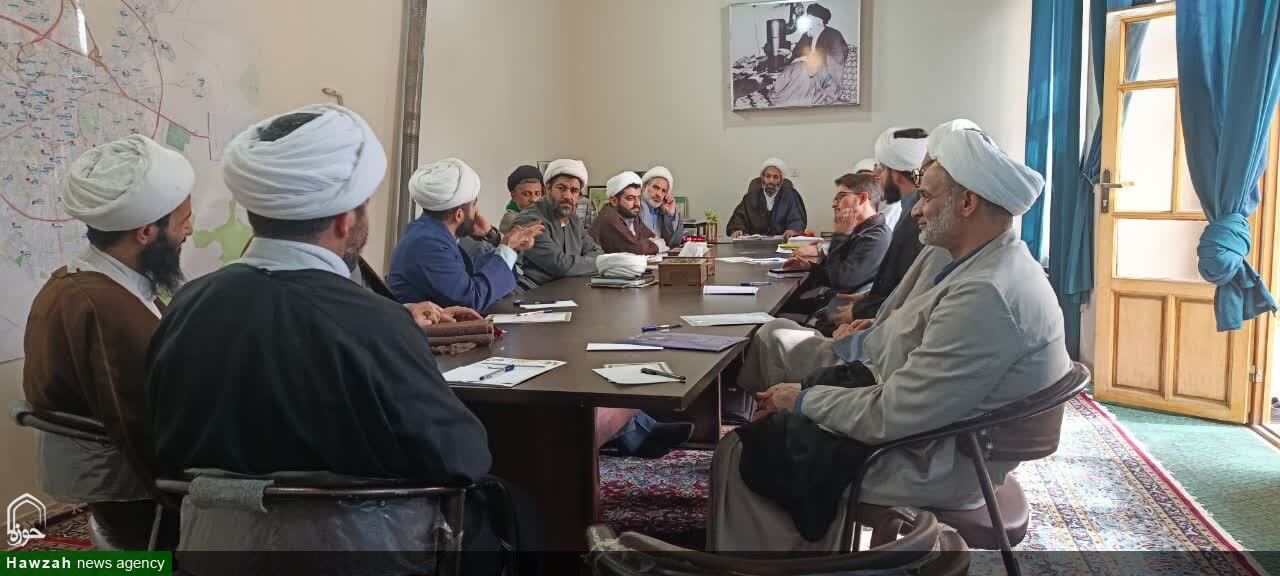 بررسی مسائل آموزشی و نخبگانی در نشست مدیران آموزش حوزه‌ علمیه استان همدان