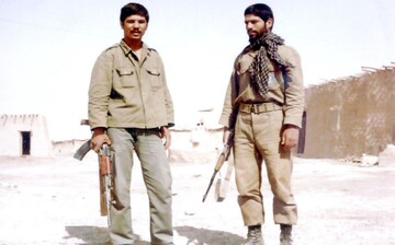 فرمانده‌ای که کنار تانکر آب ظرف می‌شست