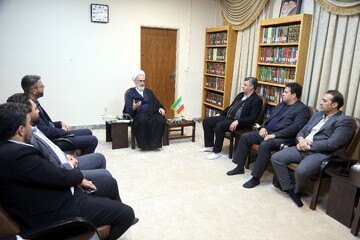 تصاویر/ دیدار اعضای شورای اتاق اصناف و اتحادیه های قم با آیت الله اعرافی