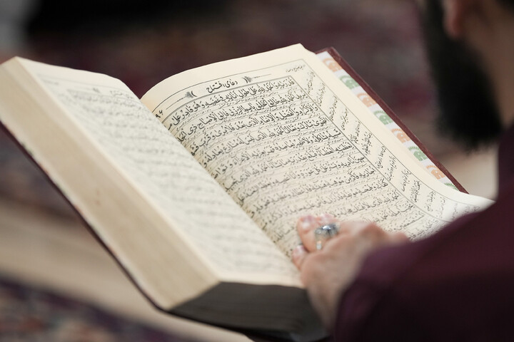 تصاویر/  مناجات خوانی محمود کریمی در حرم مطهر رضوی