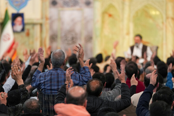 تصاویر/  مناجات خوانی محمود کریمی در حرم مطهر رضوی