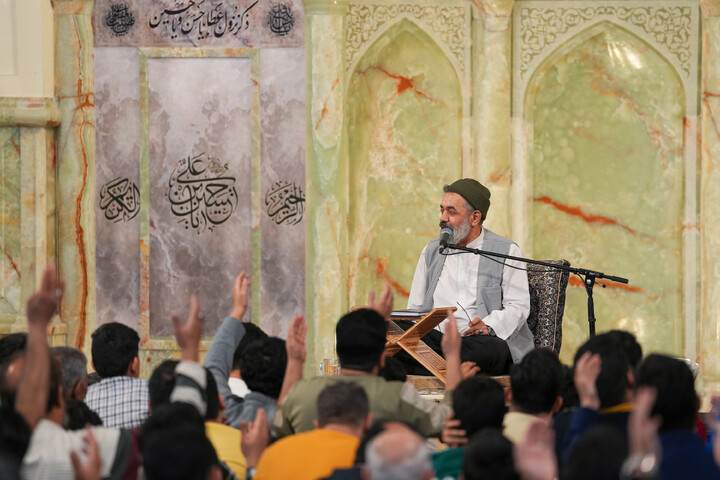 تصاویر/  مناجات خوانی محمود کریمی در حرم مطهر رضوی