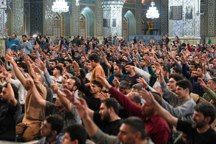 تصاویر/  مناجات خوانی محمود کریمی در حرم مطهر رضوی