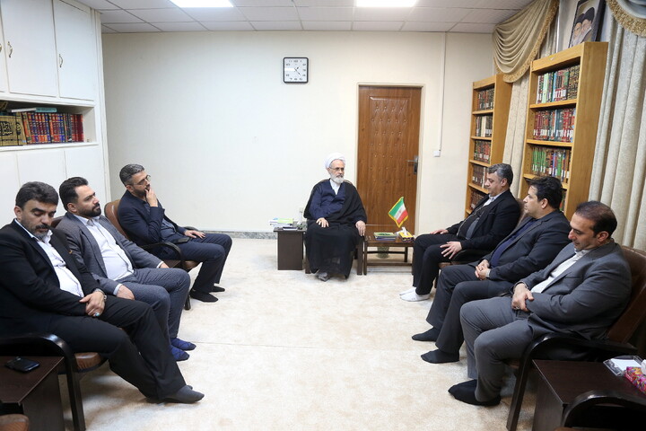 تصاویر/ دیدار اعضای شورای اتاق اصناف و اتحادیه ها قم با آیت الله اعرافی