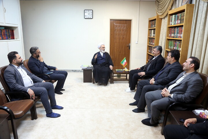 تصاویر/ دیدار اعضای شورای اتاق اصناف و اتحادیه ها قم با آیت الله اعرافی