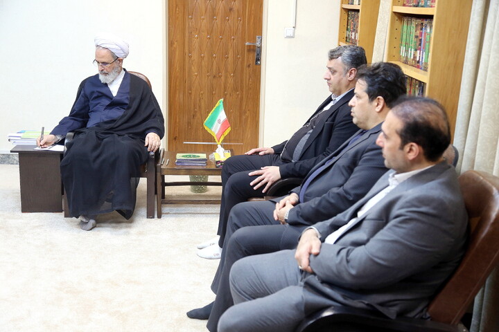 تصاویر/ دیدار اعضای شورای اتاق اصناف و اتحادیه ها قم با آیت الله اعرافی