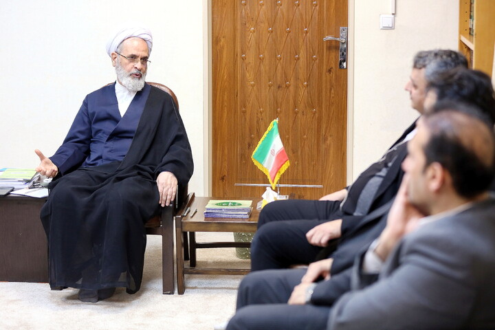 تصاویر/ دیدار اعضای شورای اتاق اصناف و اتحادیه ها قم با آیت الله اعرافی