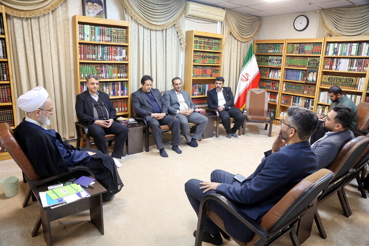 تصاویر/ دیدار اعضای شورای اتاق اصناف و اتحادیه ها قم با آیت الله اعرافی