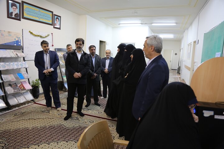 استاندار قم از مرکز پاسخگویی به سوالات دینی جامعه الزهرا(س) بازدید کرد