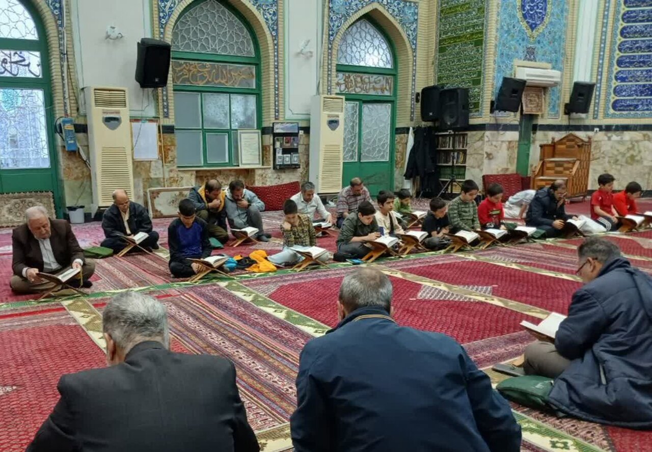 تصاویر/ مناجات خوانی شب های ماه رمضان در مسجد ولیعصر(عج)