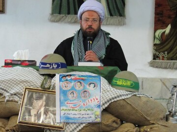 استکبار، امت‌ها را از مسیر عدالت منحرف می‌کند