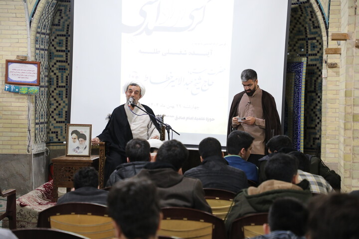 تصاویر| کرسی آزاداندیشی با موضوع «آینده شغلی طلبه»