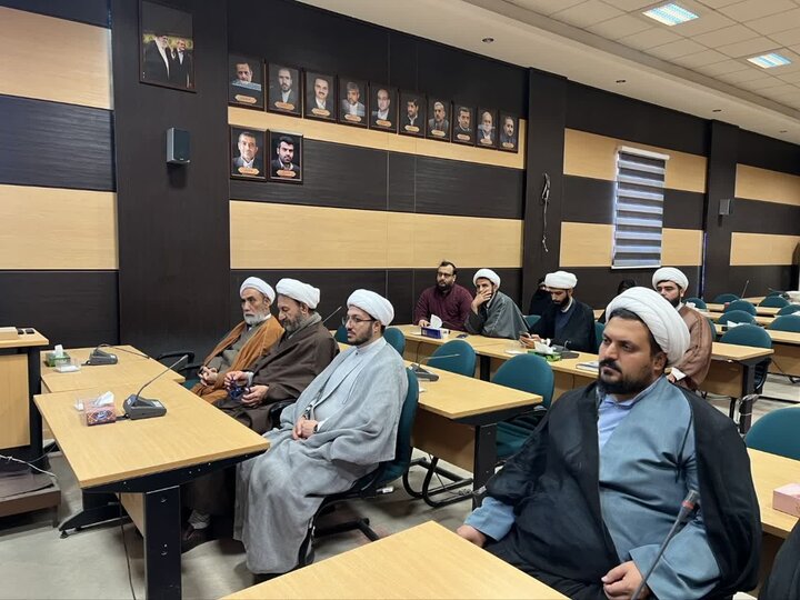 تصاویر/ نشست و هم‌اندیشی امام جمعه و شورای تامین شهرستان فیروزکوه با روحانیون و مبلغین مستقر در این شهرستان