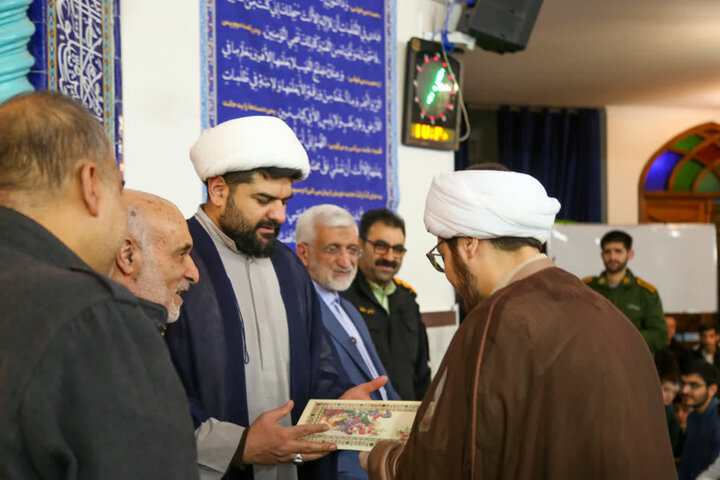 تصاویر/ مراسم تکریم خانواده شهدای فتنه آمریکایی صهیونسیتی دی ماه در مسجد ولیعصر(عج)