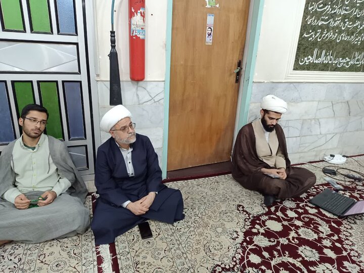 طلاب در جلسه آموزشی ساحت‌های تربیتی و ابعاد رشد طلبه در مدرسه علمیه قائمیه کرمان شرکت کرده‌اند.